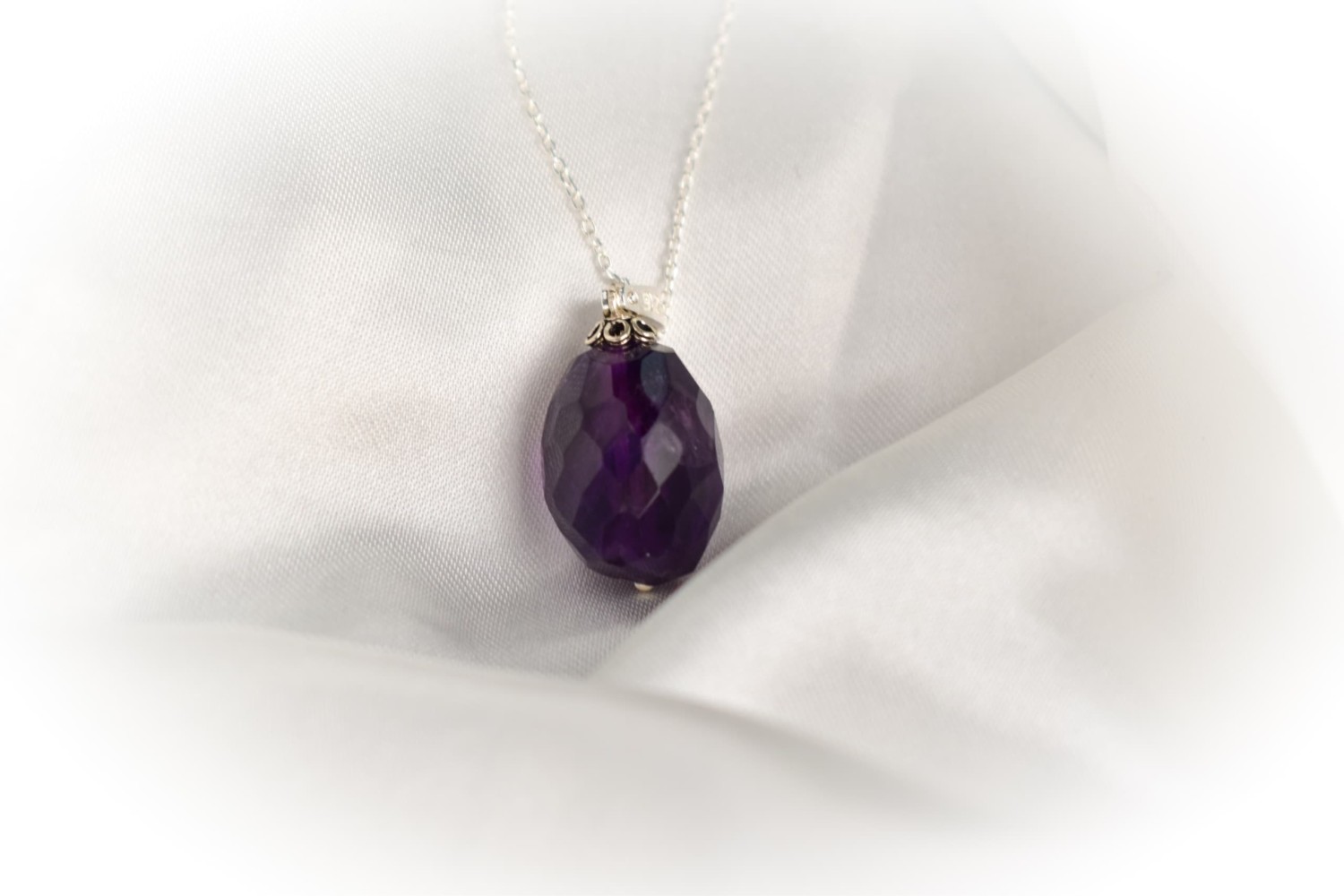 تعليقة باحجار كريمة